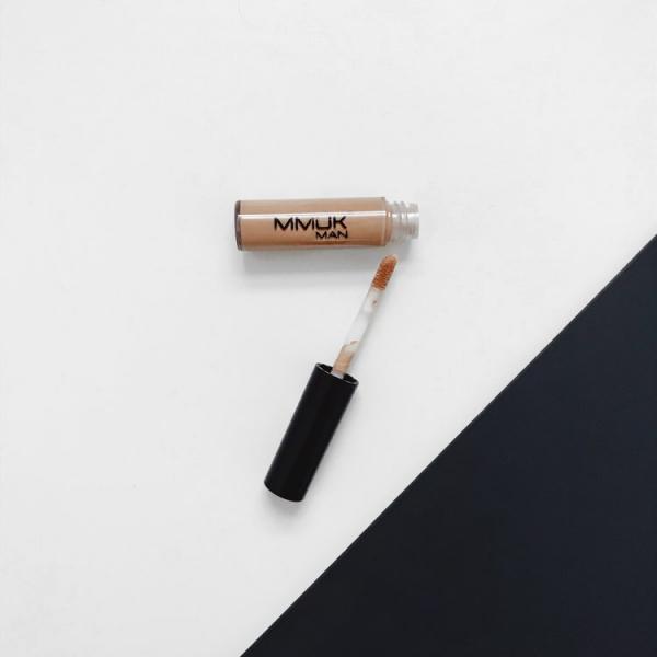 What Men’s Makeup Do I Apply If I Have Oily Skin?